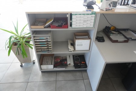 Desk med indhold plus makulator uden dankortterminal og papir