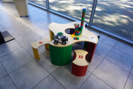 Børnebord med legoklodser samt 4 stk. stole