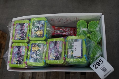 Lot of lunch boxes + plastic mugs + toothbrushes