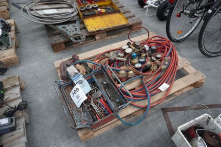 Various oxygen/gas hoses + various manometers, spare parts, etc.