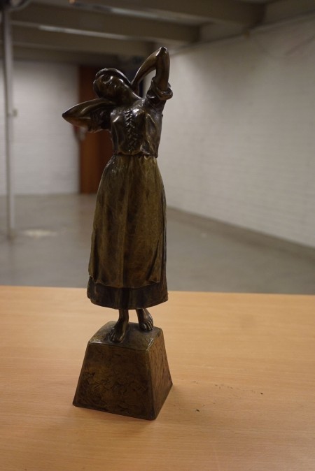 Frau aus Bronzeguss eines unbekannten Künstlers