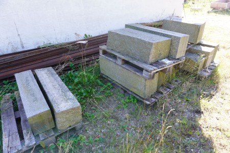 4 pallets with granite curbs