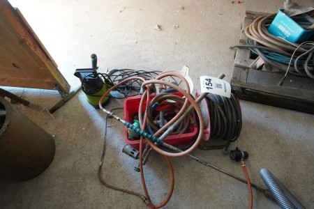 Kasse med diverse manometer, kabeltrommel, dykpumpe, mv.