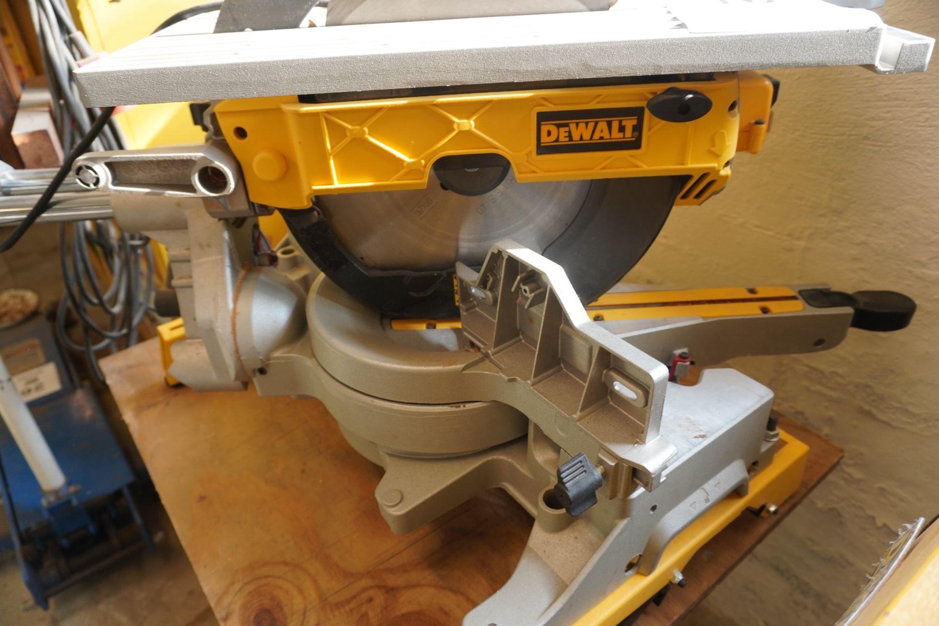 jubilæum Canada sfærisk Construction saw with cut/miter, DeWalt D27111-QS - KJ Auktion - Machine  auctions