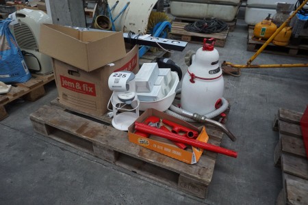 Pallet with vacuum cleaner, soap dispenser and large lot of USB/AUX cables