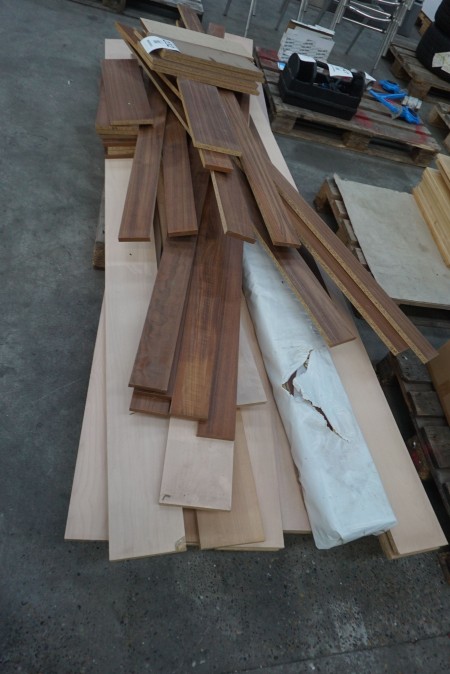 Viele Schranktüren + viel Holz