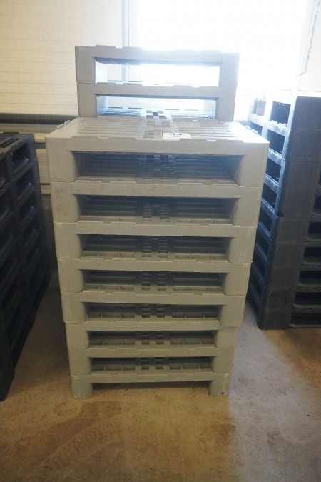 18 half-pallets in solid plastic