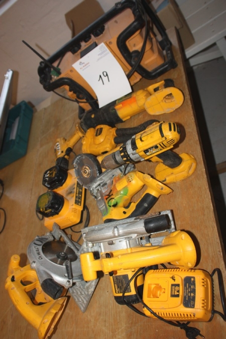 DeWalt aku-værktøj: 2 x crosscut saw + stiksav + 2 x boremaskiner + vinkelsliber + bajonetsav + lampe + 2 x ladestation + 2 batterier + radio