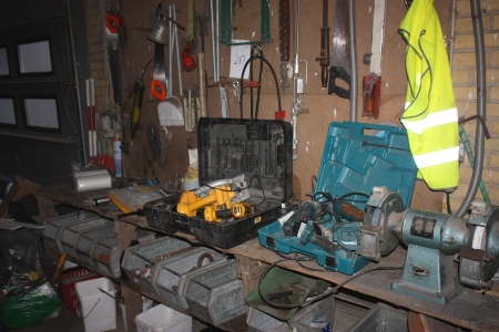 Arbejdsbord med sliber, værktøj kæder + værktøjstavle med indhold: håndværktøj med videre