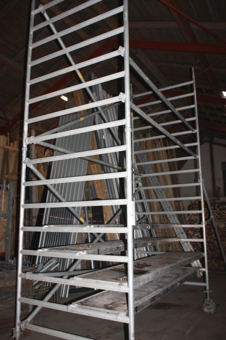 Rolling scaffolding, approx. 4 meters. 4 footbridges