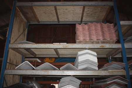 Various ridges + pallet with binding wire in 1 section pallet racking including pallet of shingles, tiles, etc.