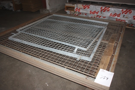 Pallet with grille guards