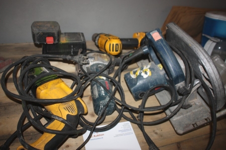 4 x power tools + content of the table (lot 369 not included)