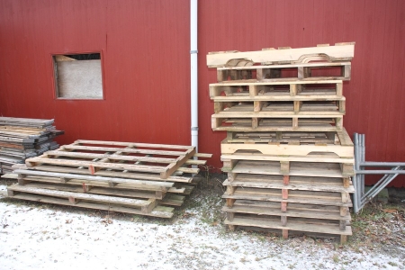 Lot pallets + miscellaneous along the wall