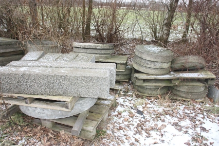 Lot tiles, caps on pallets, drums, glass racks, doors, etc. on the ground