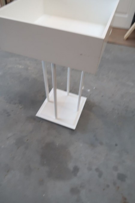 Box on stand