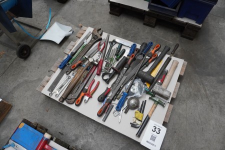 Pallet with mixed tools