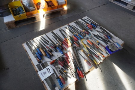Pallet with mixed tools