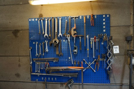Workshop board with contents