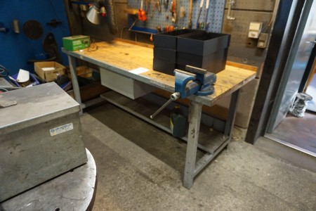 File bench in wood incl. vise & tool wall with contents