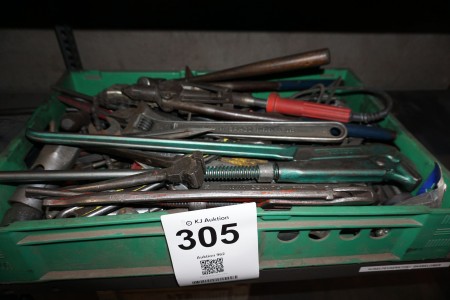 1 box of mixed tools + 1 ratchet wrench set