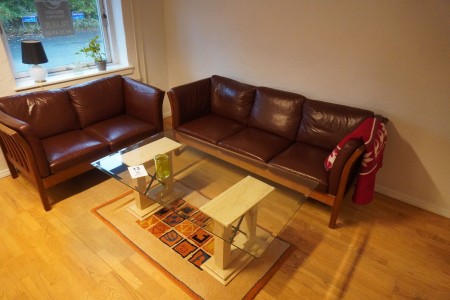 Sofagruppe med bord og gulvtæppe