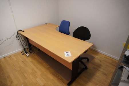 Skrivebord med 2 stk. Stole