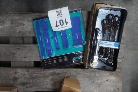 Wrenches, cleaning kit
