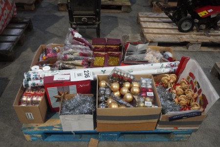 Pallet with a large batch of Christmas decorations