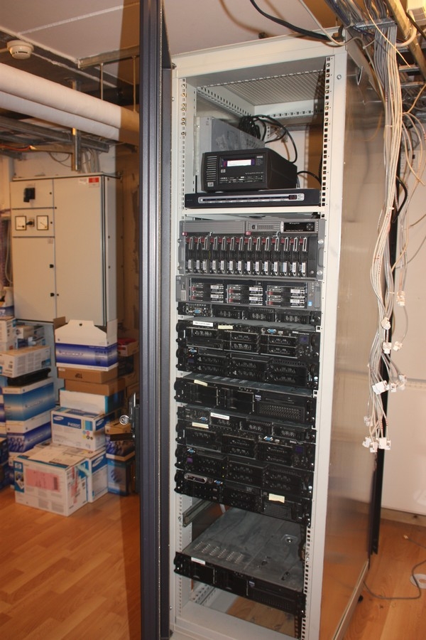 Rack Cabinet With Server 2 X Dell Poweredge 2450 Dell Poweredge