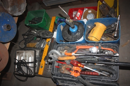 Pallet with various hand tools + electric jigsaw + grinder + 2 work lamps, etc.