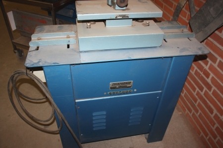 Kantbukkemaskine med flangetilbehør (auto guide flanging attachment), Lockformer. Kapacitet: 0,2 GA