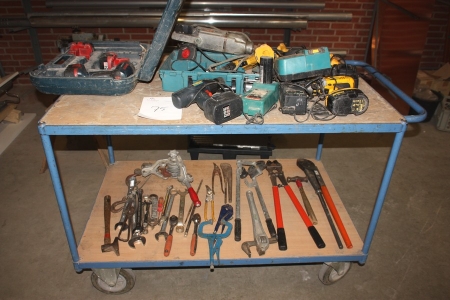 Rullevogn med indhold af værktøj + diverse assoreteret værktøj, el-værktøj, aku-værktøj med videre. Stand ubekendt