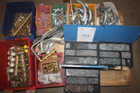 Pallet with various plumbing fitting ramifications for underfloor heating + 3 assortment boxes with screws