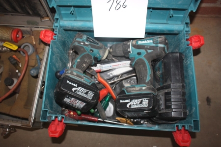 Værktøjskasse med indhold, bla. 2 x aku-boremaskiner, Makita + 2 batterier + lader + håndværktøj + kuffert med trykprøveudstyr