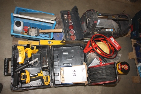 Palle med diverse værktøj med videre: aku-boremaskine, DeWalt med 2 batterier og lader + kabeltromle, startkabler, hulborsæt, Ridgid + værktøjskasse med indhold
