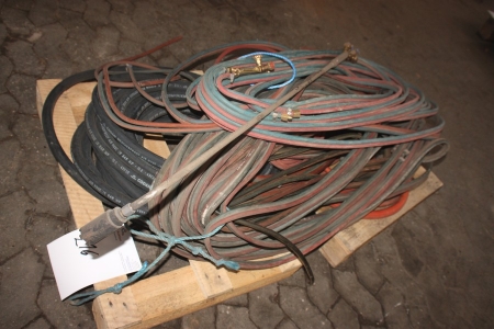 Pallet with rubber air hose + various oxygen / gas hoses with burning tool