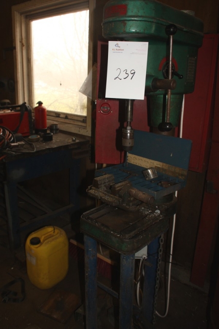Pillar drill with machine vise and Drill