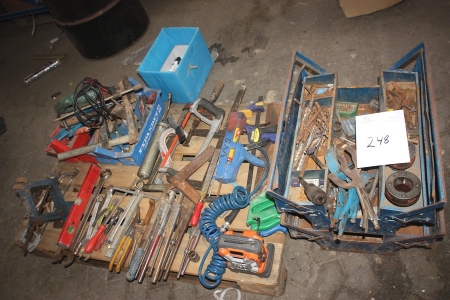 Pallet with various hand tools + 2 tool boxes with content