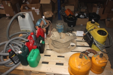Pallet with content: deliming + 2 bottles + submersible + hose + gasoline containers, etc. + Vacuum cleaner + buckle straps