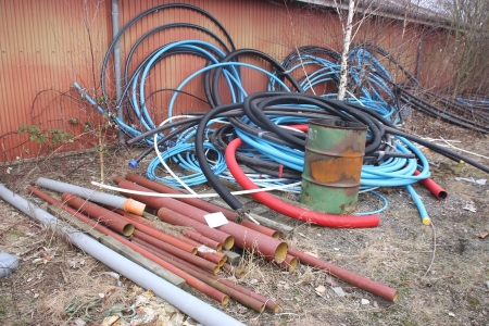 Lot miscellaneous plastic, insulated pipes, iron pipes, etc. + new and unused tires