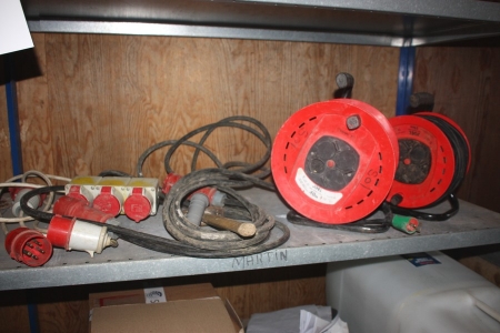 Indhold i 1 fag stålreol, bl.a. 2 x kabeltromler og ubrugt emhætte, Exhausto Ventilation, 4804-5691 44x29 cm