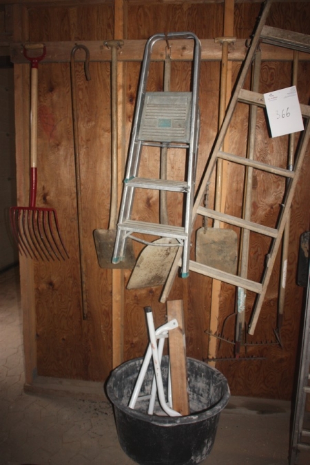 Miscellaneous shovels + grip + trestle + aluminum stair + wooden staircase + aluminum extension ladder, etc.