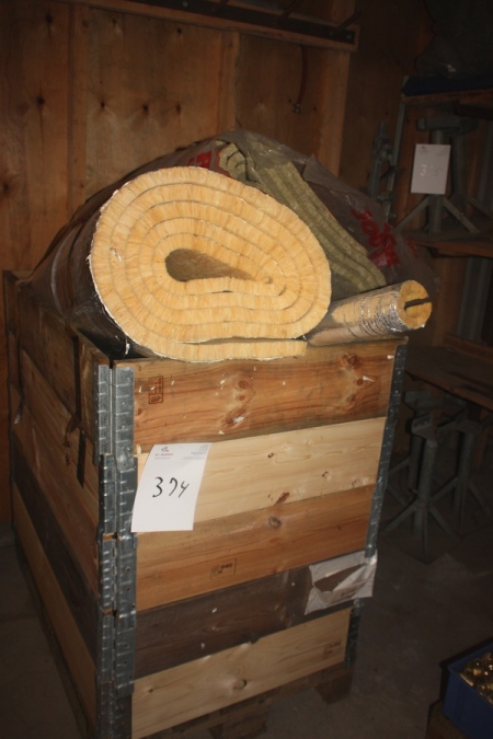 Pallet with insulation
