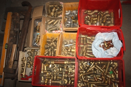 Pallet with various plumbing fittings (brass) + pipe wrenches, etc.