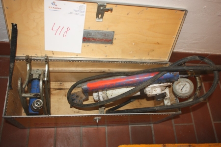 Hydraulic hose clamp tool