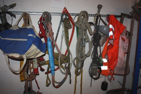 Miscellaneous fall protection equipment + work lamp + clamps etc. on wall