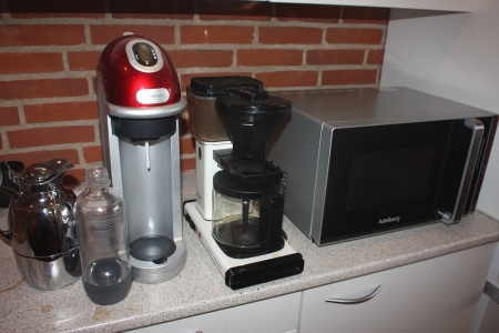 Soda Stream + coffee brewer, Moccamaster Club Line + microwave, Adelberg + content in drawers and cupboards