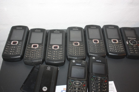 7 x mobiltelefon, Samsung + 2 x mobiltelefon, Nokia + mobiltelefon, Motorola