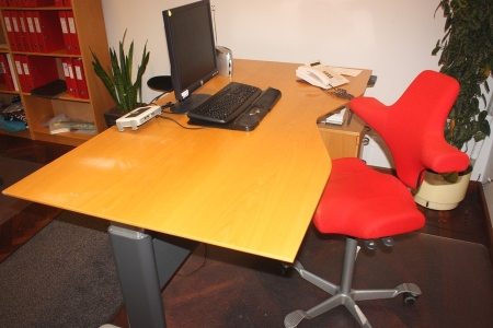 El hæve/sænke skrivebord, Ergolevel + skuffesektion + kontorstol + køreplade + fladskærm, Dell + tynd klient, WYSE + lav bogreol, 3 fag, hylder (uden indhold af papir)